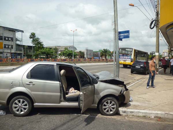 
        
            Carro colide com poste na Doca de Souza Franco
        
    