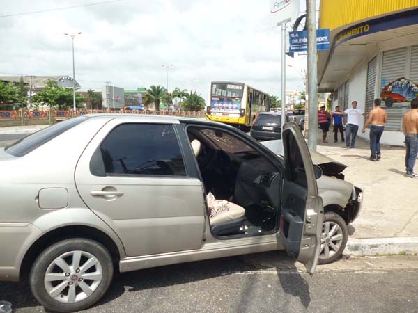 
        
            Carro colide com poste na Doca de Souza Franco
        
    
