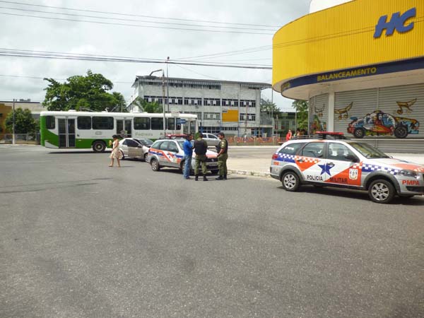 
        
            Carro colide com poste na Doca de Souza Franco
        
    