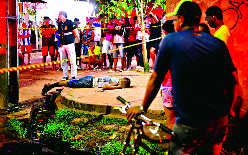 
        
            Homem é morto com tiros pelas costas
        
    