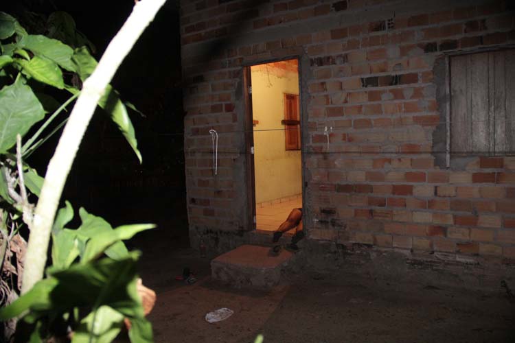
        
            Vítima é morta por marido com tiro na cabeça
        
    