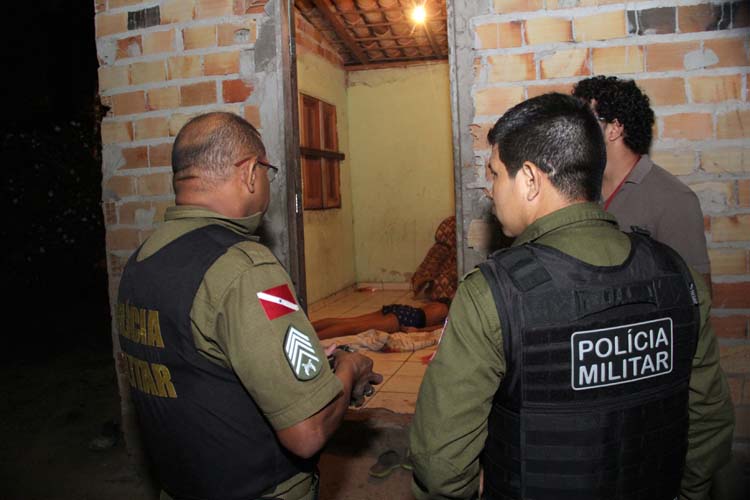 
        
            Vítima é morta por marido com tiro na cabeça
        
    