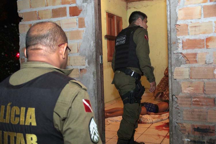 
        
            Vítima é morta por marido com tiro na cabeça
        
    