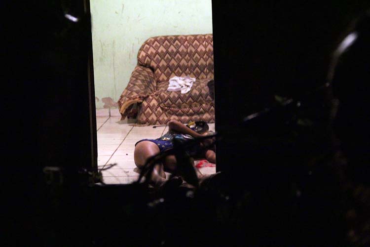 
        
            Vítima é morta por marido com tiro na cabeça
        
    