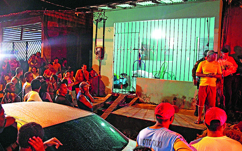 
        
            Homem é executado no pátio de casa
        
    