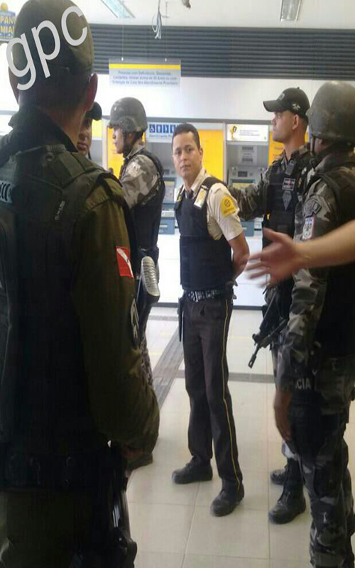 
        
            Vigilante que fazia reféns no banco do brasil é preso
        
    