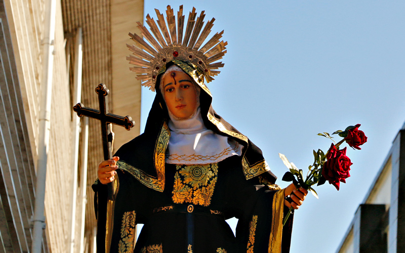 
        
            Santa Rita de Cássia é homenageada com rosas
        
    