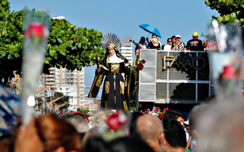 
        
            Santa Rita de Cássia é homenageada com rosas
        
    