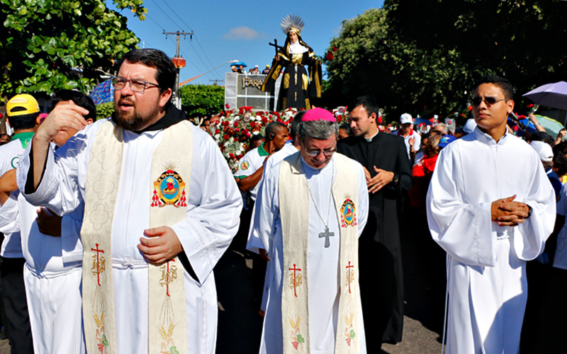 
        
            Santa Rita de Cássia é homenageada com rosas
        
    