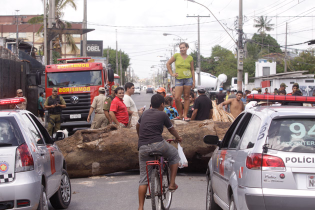 
        
            Protesto de moradores fecha Bernardo Sayão
        
    