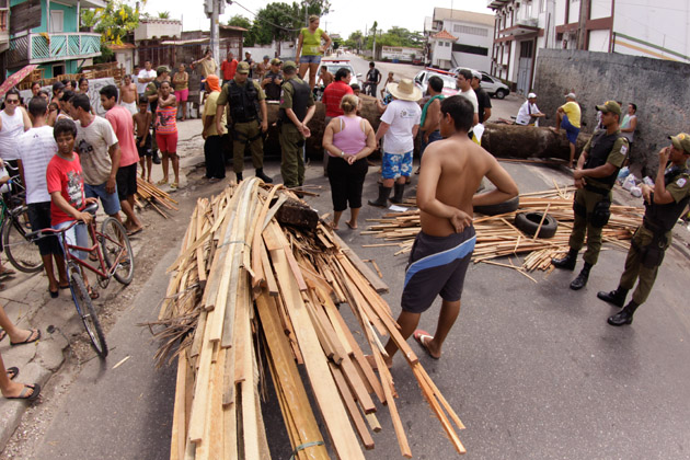 
        
            Protesto de moradores fecha Bernardo Sayão
        
    