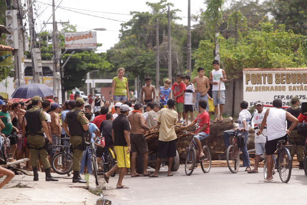 
        
            Protesto de moradores fecha Bernardo Sayão
        
    