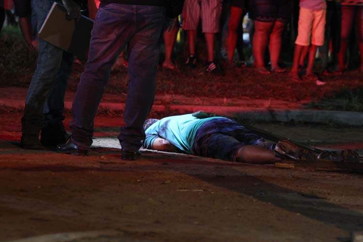 
        
            Homem é morto a pauladas, tiros e facadas
        
    