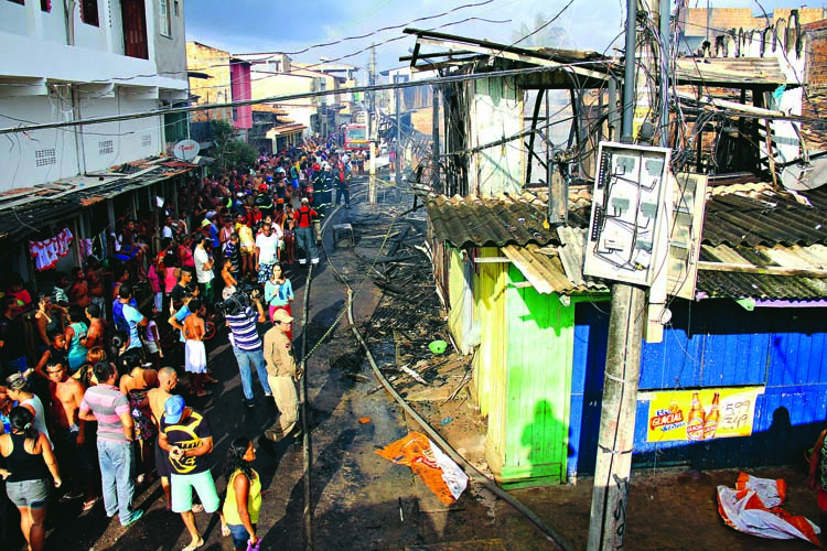 
        
            Cremação: incêndio destroi nove residências
        
    