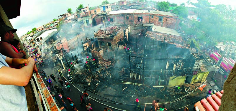 
        
            Cremação: incêndio destroi nove residências
        
    