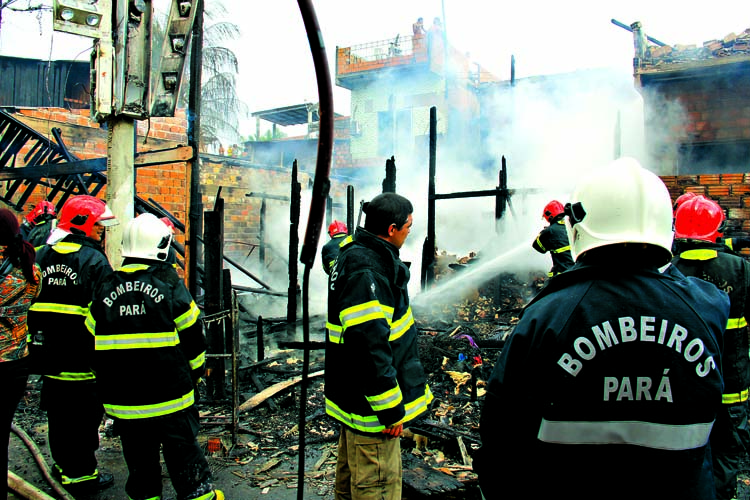 
        
            Cremação: incêndio destroi nove residências
        
    