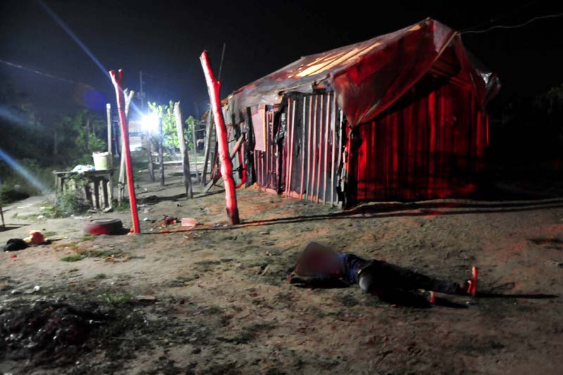 
        
            Assassinado com tiros e facadas
        
    