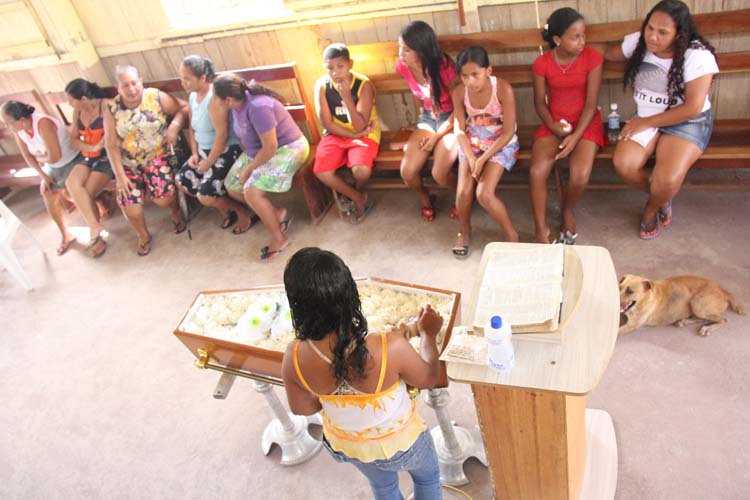 
        
            Criança é morta com tiro pelas costas
        
    