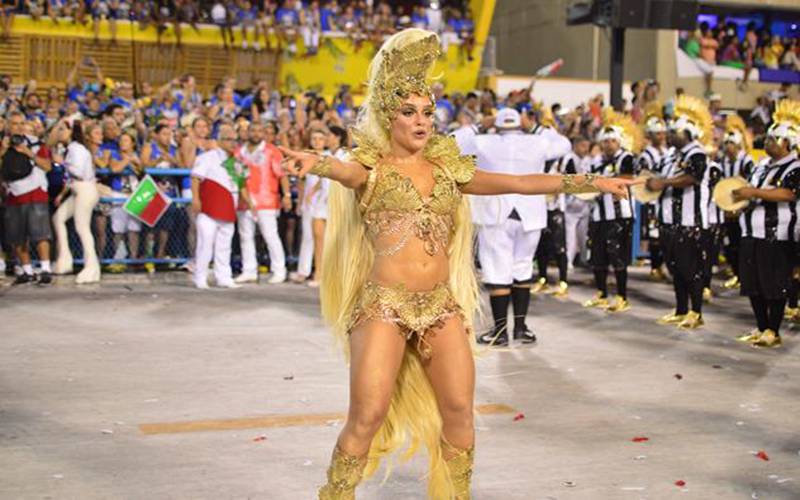 
        
            Musas dão show em desfiles no Rio
        
    