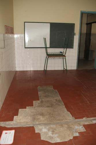
        
            Professoras param aulas em protesto por condições de escola
        
    