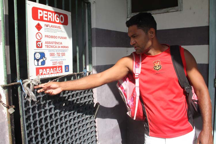 
        
            Professoras param aulas em protesto por condições de escola
        
    