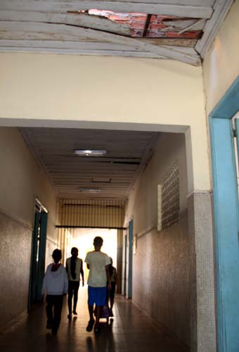 
        
            Professoras param aulas em protesto por condições de escola
        
    