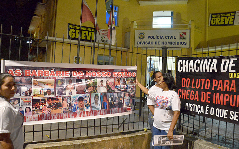 
        
            Ato relembra um ano de chacina em Belém
        
    