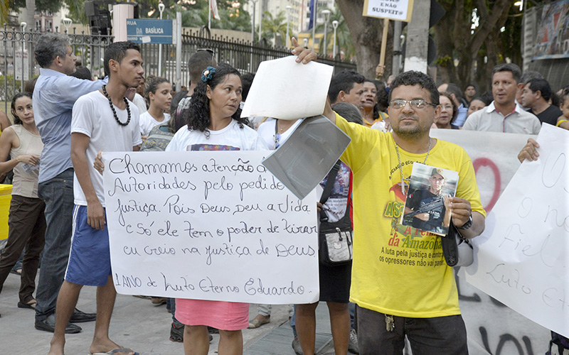 
        
            Ato relembra um ano de chacina em Belém
        
    