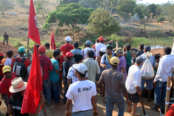 
        
            Tentativa de invasão interdita a PA-275
        
    