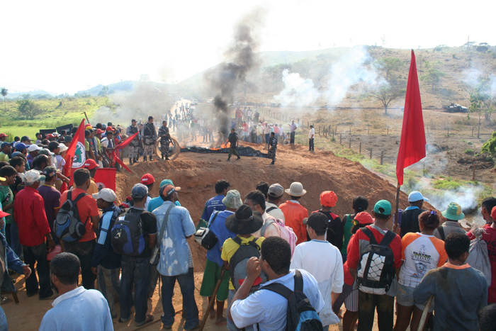 
        
            Tentativa de invasão interdita a PA-275
        
    