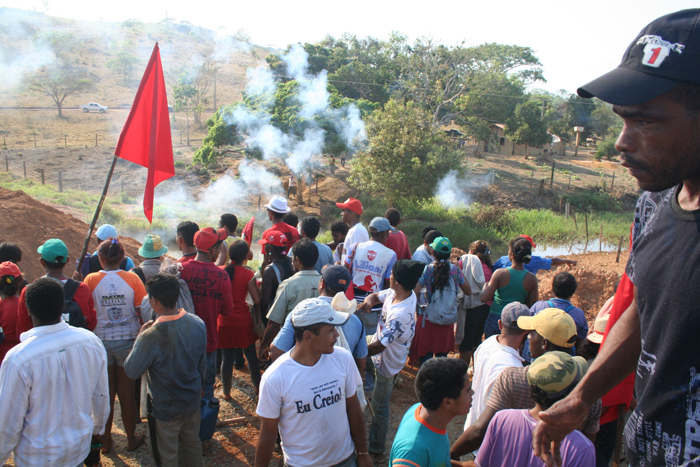 
        
            Tentativa de invasão interdita a PA-275
        
    