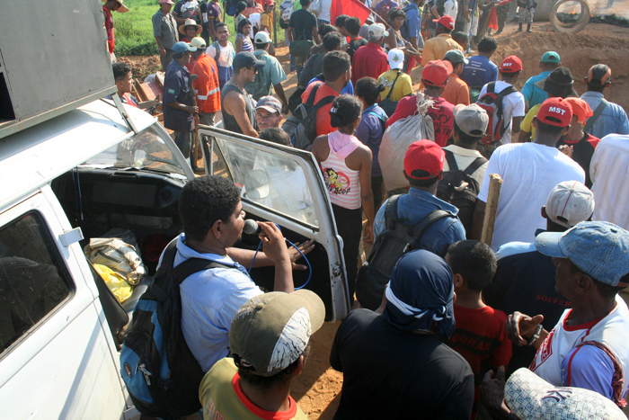 
        
            Tentativa de invasão interdita a PA-275
        
    