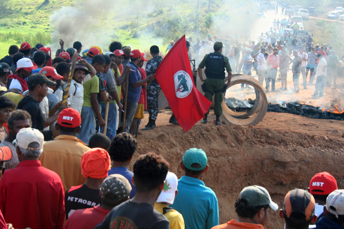 
        
            Tentativa de invasão interdita a PA-275
        
    