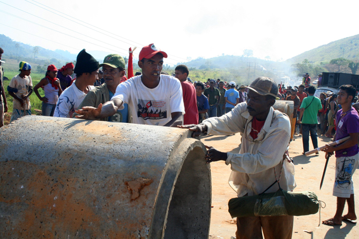 
        
            Tentativa de invasão interdita a PA-275
        
    