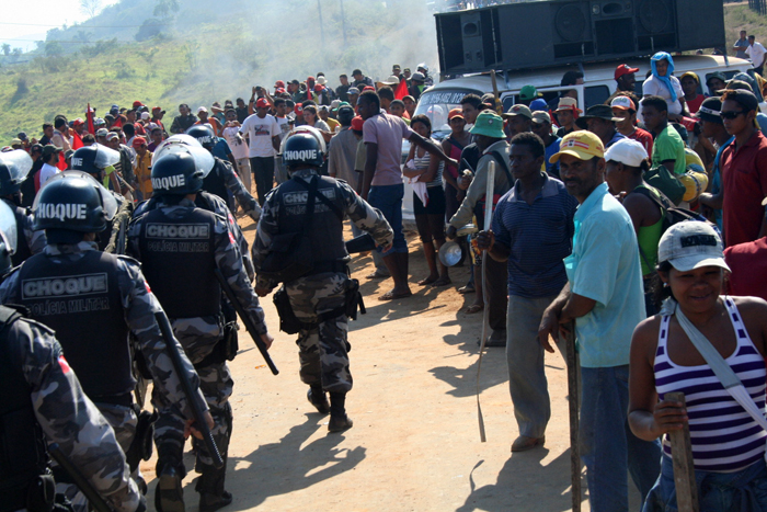 
        
            Tentativa de invasão interdita a PA-275
        
    