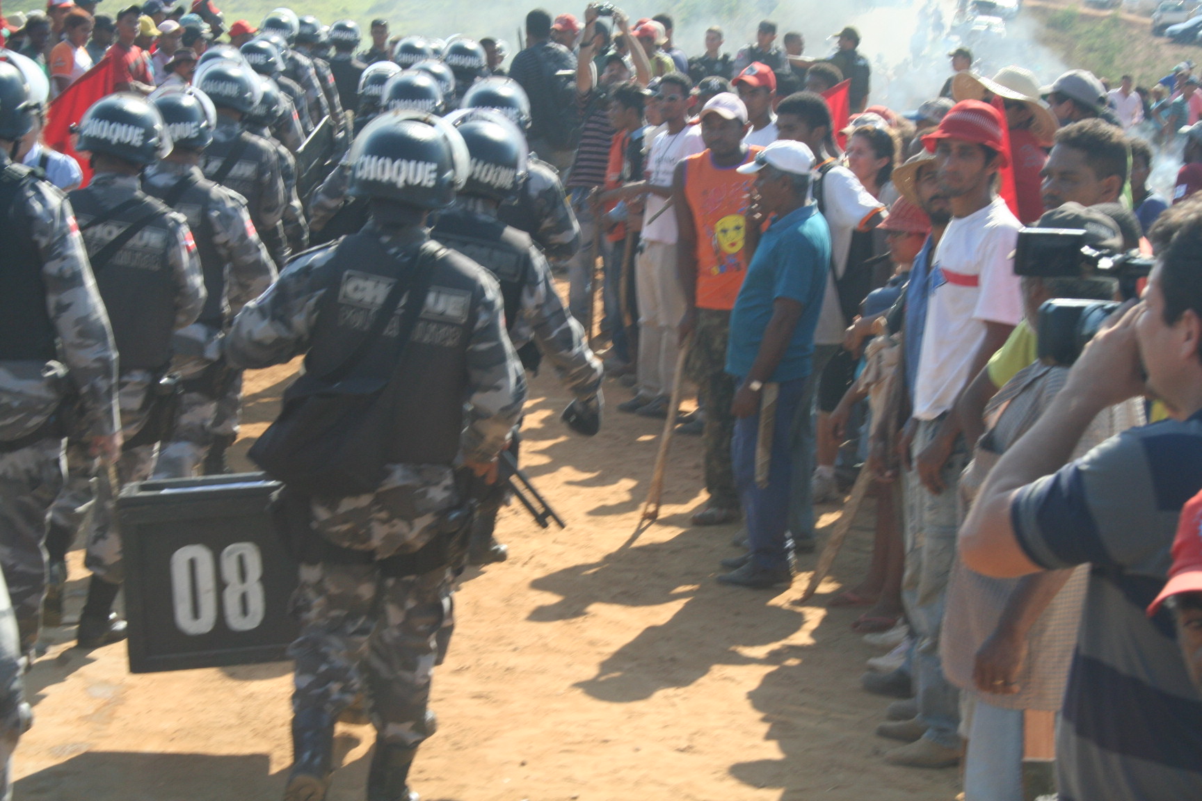 
        
            Tentativa de invasão interdita a PA-275
        
    