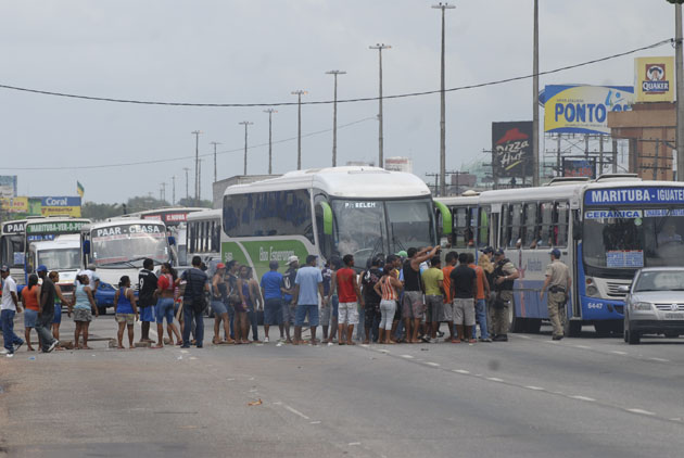 
        
             Protesto interdita a rodovia BR-316 
        
    