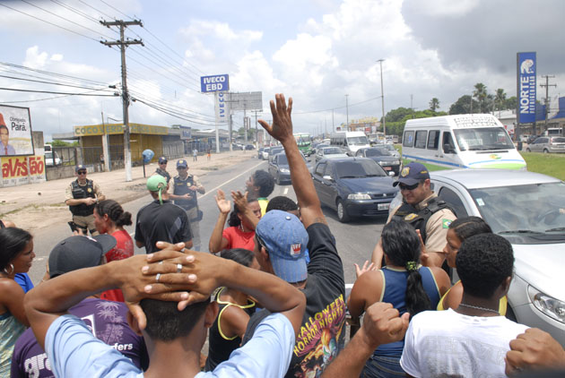 
        
             Protesto interdita a rodovia BR-316 
        
    