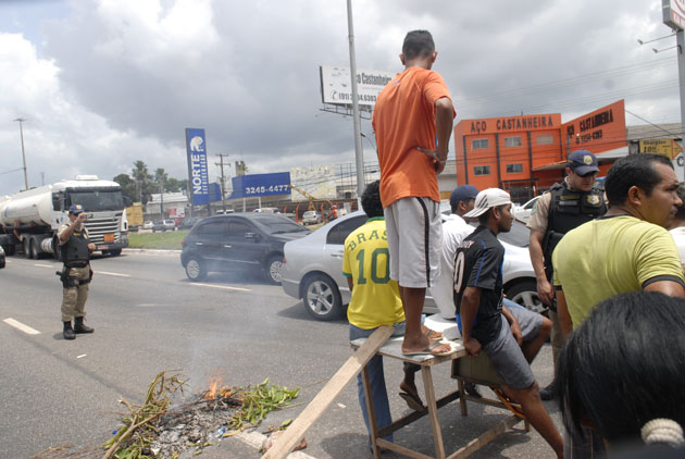 
        
             Protesto interdita a rodovia BR-316 
        
    