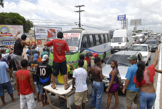 
        
             Protesto interdita a rodovia BR-316 
        
    
