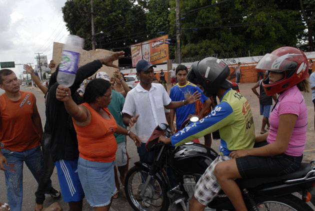 
        
             Protesto interdita a rodovia BR-316 
        
    