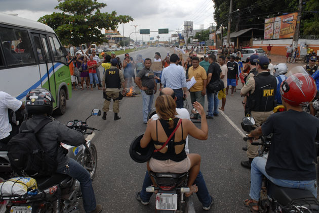 
        
             Protesto interdita a rodovia BR-316 
        
    