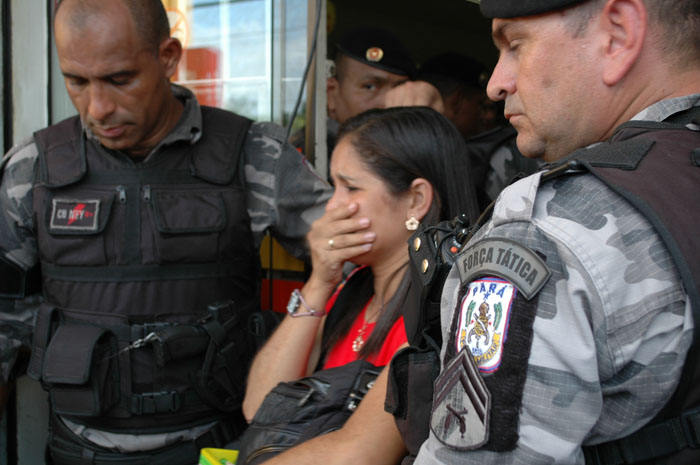 
        
            Bandido se rende após fazer reféns em farmácia
        
    