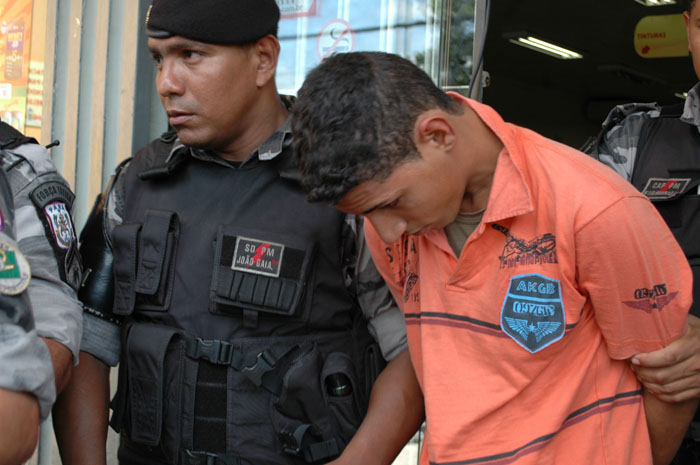
        
            Bandido se rende após fazer reféns em farmácia
        
    
