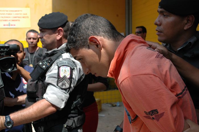 
        
            Bandido se rende após fazer reféns em farmácia
        
    