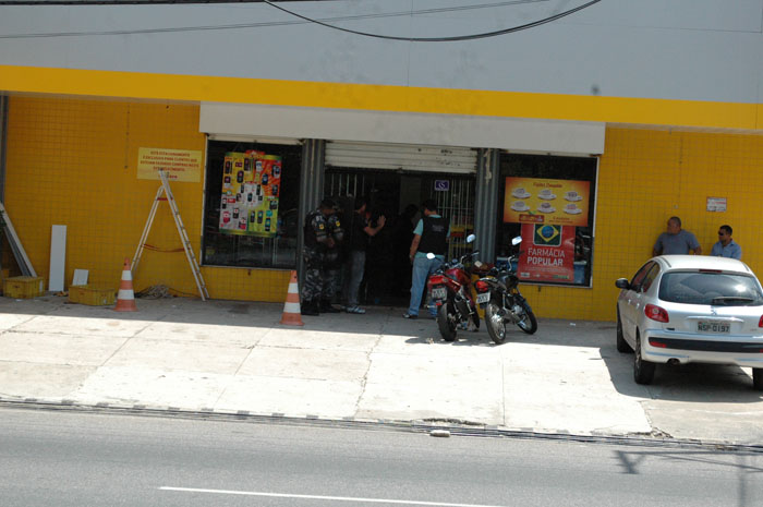 
        
            Bandido se rende após fazer reféns em farmácia
        
    