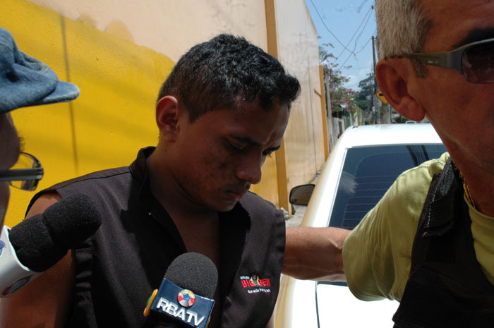 
        
            Bandido se rende após fazer reféns em farmácia
        
    