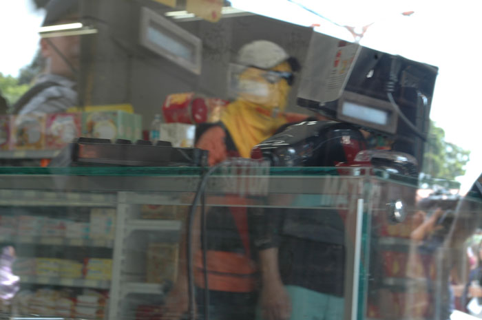 
        
            Bandido se rende após fazer reféns em farmácia
        
    