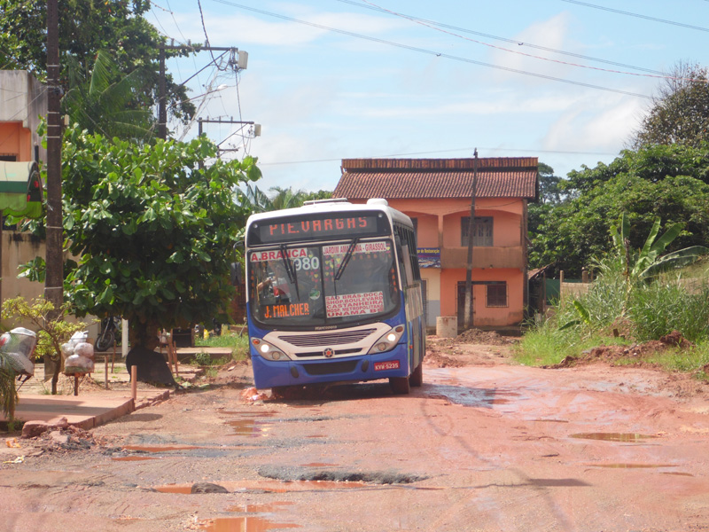 
        
            Moradores fazem protesto em Ananindeua
        
    