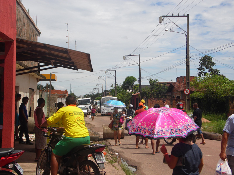 
        
            Moradores fazem protesto em Ananindeua
        
    